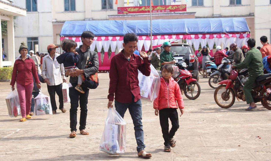 Niềm vui khi được nhận quà trong dịp tết. Ảnh: Hà Phương