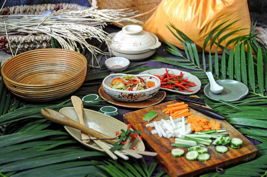 Dưa món: Món ăn kèm không thể thiếu trong mâm cơm của người miền Trung. Dưa món làm từ nhiều nguyên liệu như củ cải, dưa chuột, cà rốt, đu đủ, củ kiệu, ớt… ngâm cho đến khi có vị chua mặn, giòn giòn. Ảnh: Congbinhf