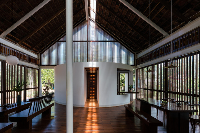 Nhằm đảm bảo kỹ thuật và rút ngắn thời gian thi công, kiến trúc sư đã sử dụng hệ thống khung kết cấu thép, thay vì khung tre hoặc gỗ như thông thường, để hỗ trợ cho mái nhà. Nhằm đảm bảo kỹ thuật và rút ngắn thời gian thi công, kiến trúc sư đã sử dụng hệ thống khung kết cấu thép, thay vì khung tre hoặc gỗ như thông thường, để hỗ trợ cho mái nhà.