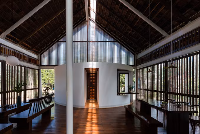  Nhằm đảm bảo kỹ thuật và rút ngắn thời gian thi công, kiến trúc sư đã sử dụng hệ thống khung kết cấu thép, thay vì khung tre hoặc gỗ như thông thường, để hỗ trợ cho mái nhà.