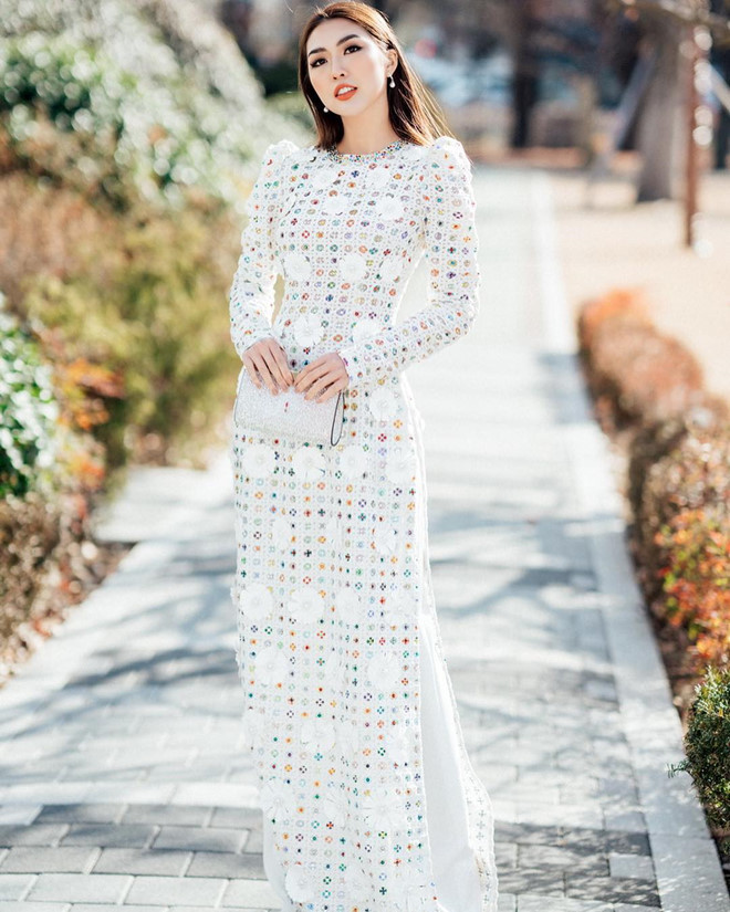 Tường Linh khoe sắc tinh khôi trong tà áo dài đính kết công phu của nhà thiết kế Nguyễn Công Trí. Sau ngôi á quân The Face năm ngoái, 