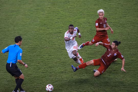 Thái Lan thi đấu trên cơ chủ nhà UAE nhưng trận hòa 1-1 cũng đủ giúp người Thái giành ngôi nhì bảng A