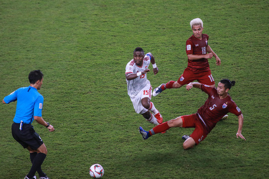 Thái Lan thi đấu trên cơ chủ nhà UAE nhưng trận hòa 1-1 cũng đủ giúp người Thái giành ngôi nhì bảng A