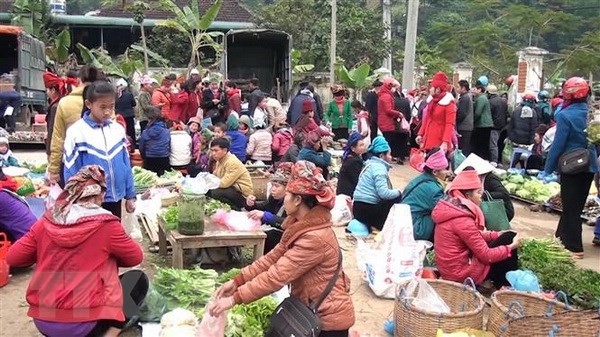 Chợ phiên Huổi Cuổi tấp nập ở huyện Quỳnh Nhai, tỉnh Sơn La, ngày Tết. (Ảnh: TTXVN phát)