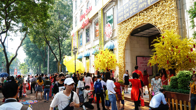 Nhờ cách trang trí đặc trưng Tết, nhiều trung tâm thương mại ở thành phố hút đông người đến chụp ảnh. Từ đầu tháng 1 đã có rất nhiều người đến đây chụp ảnh lưu niệm nhân dịp năm mới.