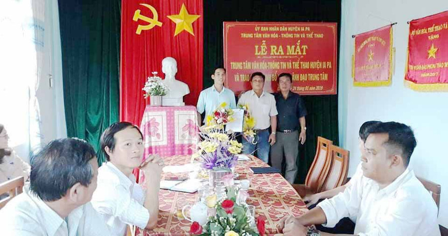 Ông Ksor Suy-Phó chủ tịch UBND huyện trao quyết định bổ nhiệm Giám đốc, Phó giám đốc. Ảnh: Như Loan