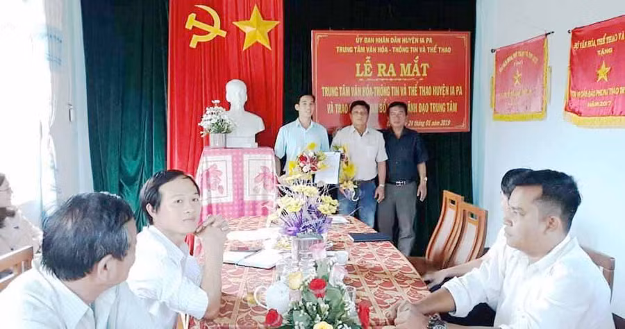 Ông Ksor Suy-Phó chủ tịch UBND huyện trao quyết định bổ nhiệm Giám đốc, Phó giám đốc. Ảnh: Như Loan