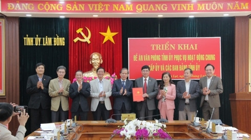 Bí thư Tỉnh ủy Lâm Đồng Nguyễn Xuân Tiến trao đề án cho Chánh Văn phòng Tỉnh ủy để triển khai sáp nhập văn phòng các ban đảng về Văn phòng Tỉnh ủy. Ảnh: Báo Lâm Đồng Bí thư Tỉnh ủy Lâm Đồng Nguyễn Xuân Tiến trao đề án cho Chánh Văn phòng Tỉnh ủy để triển khai sáp nhập văn phòng các ban đảng về Văn phòng Tỉnh ủy. Ảnh: Báo Lâm Đồng