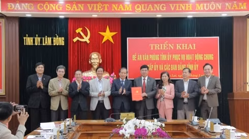 Bí thư Tỉnh ủy Lâm Đồng Nguyễn Xuân Tiến trao đề án cho Chánh Văn phòng Tỉnh ủy để triển khai sáp nhập văn phòng các ban đảng về Văn phòng Tỉnh ủy. Ảnh: Báo Lâm Đồng