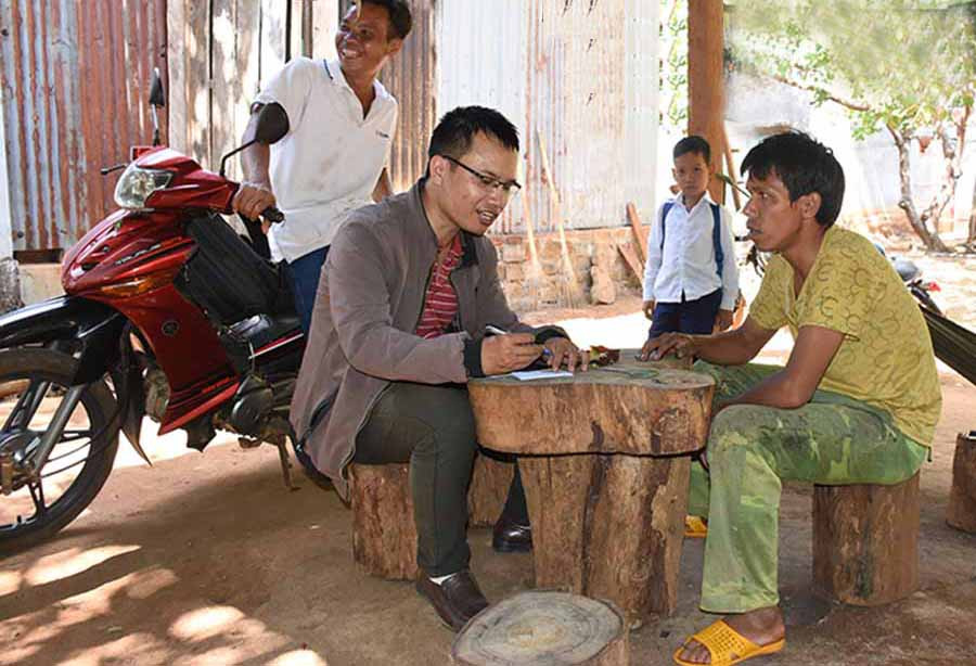 Anh Rơ Lan Tinh, làng Jăng Krái 1, xã Ia Khai, huyện Ia Grai (bìa phải) cho biết thi sát hạch lái xe ở Hải Phòng dễ đậu hơn bởi không cần quan tâm đến phần lý thuyết nhờ đã được “chống trượt”. Ảnh: M.T Anh Rơ Lan Tinh, làng Jăng Krái 1, xã Ia Khai, huyện Ia Grai (bìa phải) cho biết thi sát hạch lái xe ở Hải Phòng dễ đậu hơn bởi không cần quan tâm đến phần lý thuyết nhờ đã được “chống trượt”. Ảnh: M.T