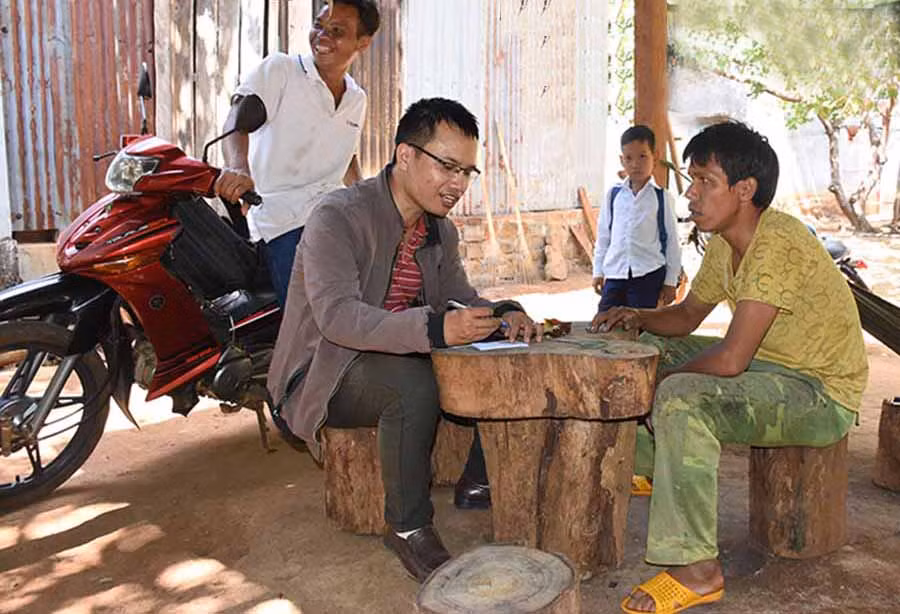 Anh Rơ Lan Tinh, làng Jăng Krái 1, xã Ia Khai, huyện Ia Grai (bìa phải) cho biết thi sát hạch lái xe ở Hải Phòng dễ đậu hơn bởi không cần quan tâm đến phần lý thuyết nhờ đã được “chống trượt”. Ảnh: M.T