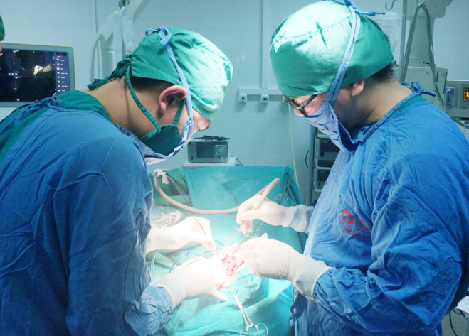  Các bác sĩ phẫu thuật xử trí đa ung thư cho bệnh nhân. Ảnh: Bệnh viện cung cấp.