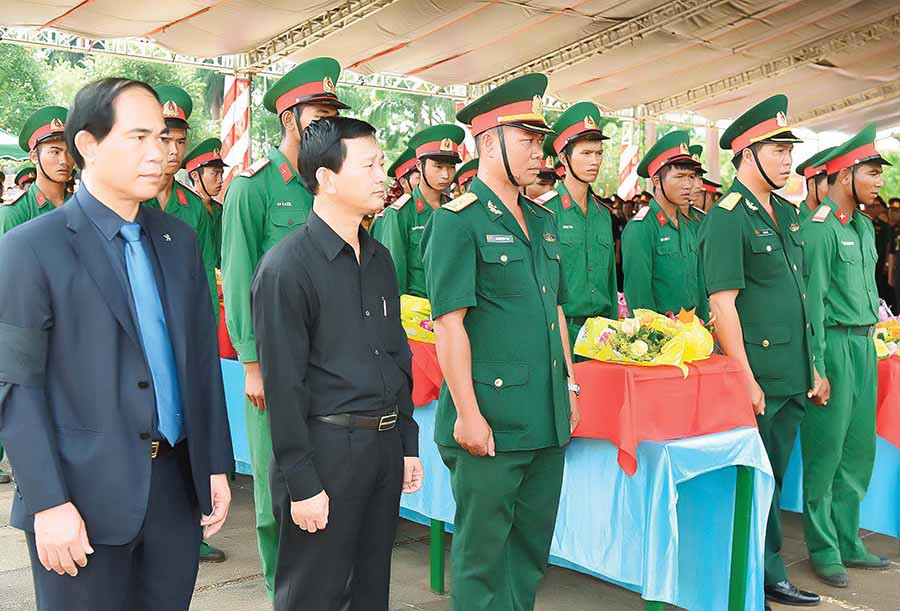 Lễ truy điệu và an táng 21 hài cốt liệt sĩ Quân Tình nguyện Việt Nam hy sinh trong các thời kỳ chiến tranh ở Campuchia tại Nghĩa trang Liệt sĩ huyện Đức Cơ sáng 22-5-2018. Ảnh: Đức Thụy Lễ truy điệu và an táng 21 hài cốt liệt sĩ Quân Tình nguyện Việt Nam hy sinh trong các thời kỳ chiến tranh ở Campuchia tại Nghĩa trang Liệt sĩ huyện Đức Cơ sáng 22-5-2018. Ảnh: Đức Thụy