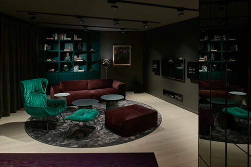 Những chiếc ghế xanh - đỏ tạo điểm nhấn về màu sắc trong không gian phòng khách. Ảnh: Designboom.