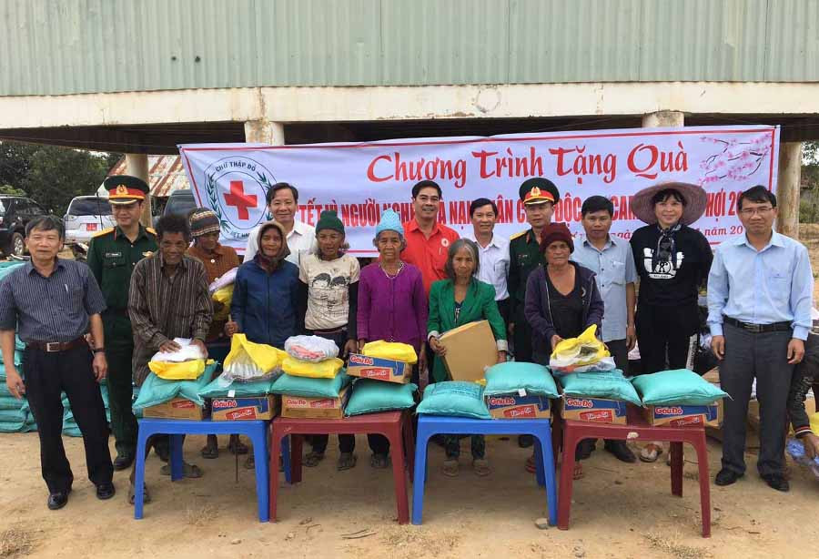  Tặng quà cho đồng bào nghèo xã Ia Phí (huyện Chư Pah). Ảnh: H.N