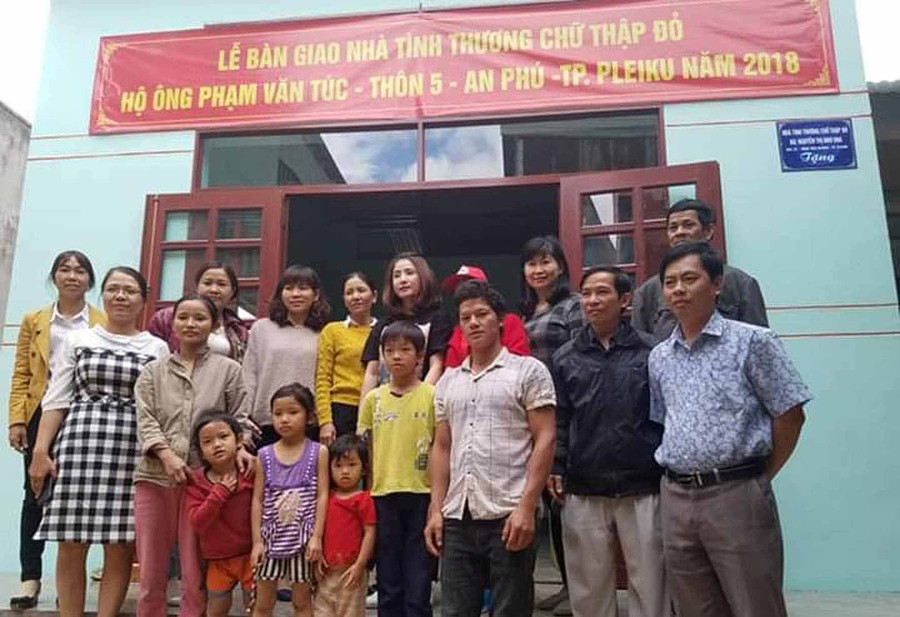 Lễ bàn giao nhà cho hộ ông Phạm Văn Túc. Ảnh: Hà Phương