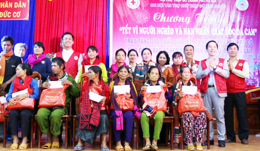 Trao quà cho các hộ nghèo và nạn nhân chất độc da cam huyện Đức Cơ. Ảnh: Ngọc Sang