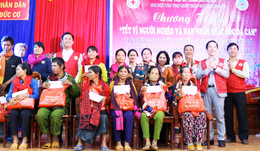 Trao quà cho các hộ nghèo và nạn nhân chất độc da cam huyện Đức Cơ. Ảnh: Ngọc Sang