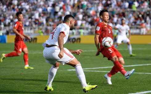  ĐT Việt Nam thi đấu kiên cường trước ĐT Iran (Ảnh: Getty).