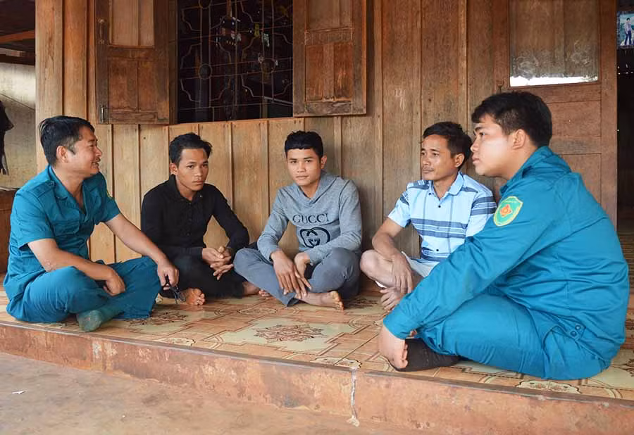  Ban Chỉ huy Quân sự xã Ia Nan gặp gỡ, nắm bắt tâm tư, tình cảm của thanh niên. Ảnh: P.D