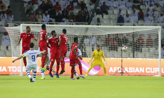 Akhmedov mở tỷ số trận đấu sau một cú sút phạt đẹp mắt. 