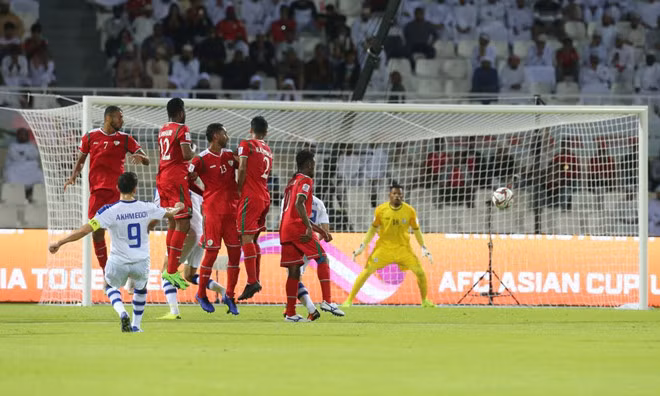 Akhmedov mở tỷ số trận đấu sau một cú sút phạt đẹp mắt. 