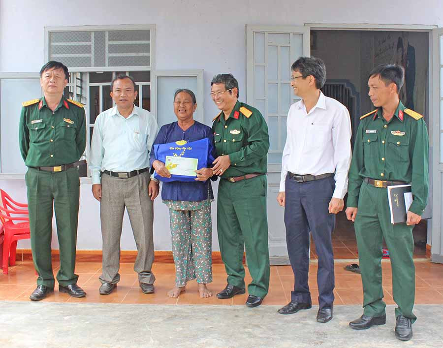  Lãnh đạo tỉnh và lãnh đạo huyện Krông Pa thăm, tặng quà gia đình chính sách nhân dịp Tết Nguyên đán 2019. Ảnh: G.H