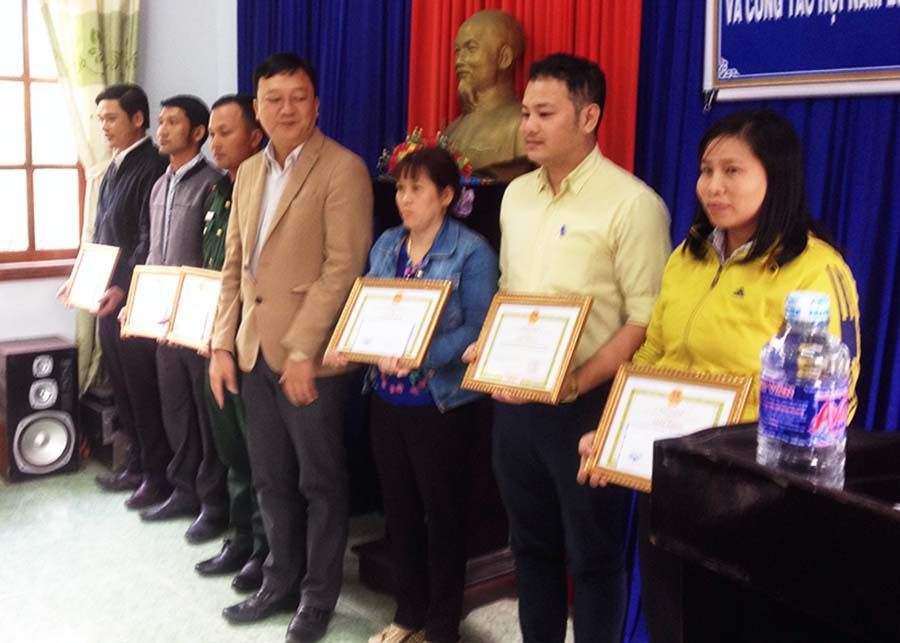  Tặng giấy khen cho các tập thể, cá nhân có thành tích xuất sắc trong phong trào hiến máu tình nguyện giai đoạn 2008-2018. Ảnh: Ngọc Minh