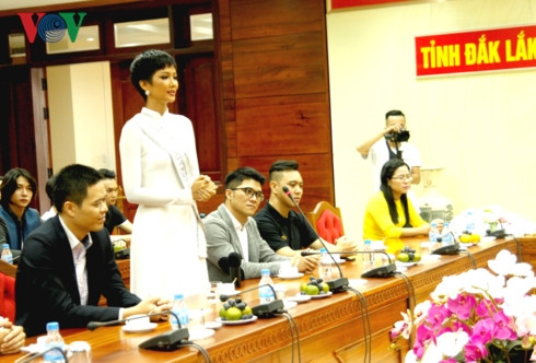 Hoa hậu H'Hen trao đổi tại buổi gặp mặt.