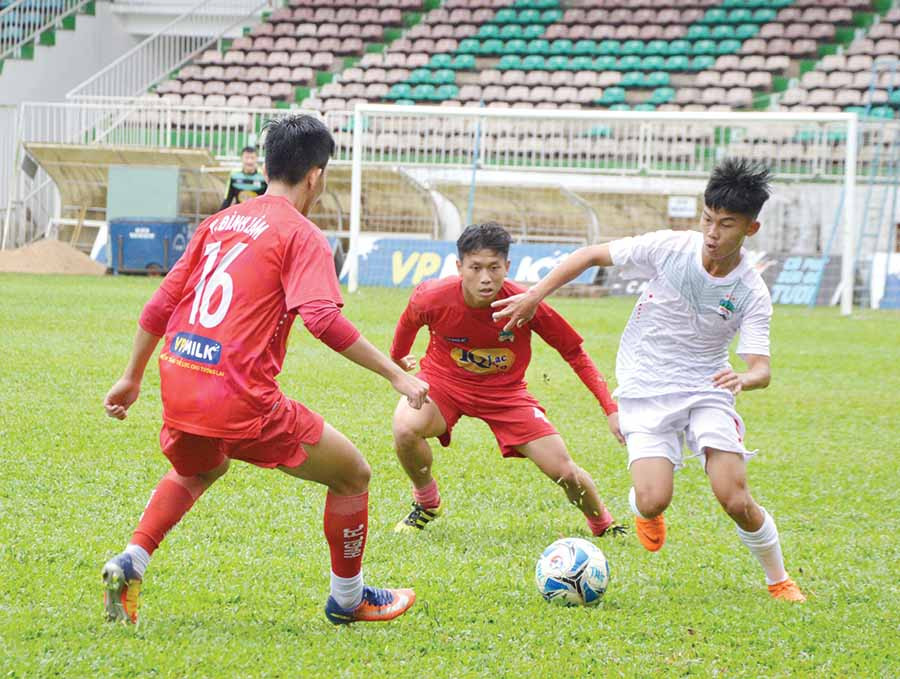 Cầu thủ U19 HAGL (áo trắng) tích cực chuẩn bị tham dự Giải Bóng đá vô địch U19 Quốc gia 2019. Ảnh: M.V  Cầu thủ U19 HAGL (áo trắng) tích cực chuẩn bị tham dự Giải Bóng đá vô địch U19 Quốc gia 2019. Ảnh: M.V