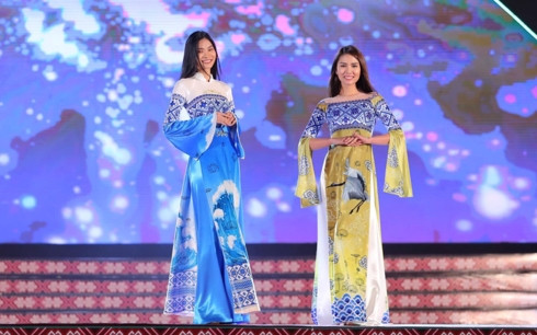  Hoạ tiết thổ cẩm trên nền màu sắc tươi sáng, “suối nhung” trên tà áo được thiết kế tinh tế với kỹ thuật đính kết cầu kỳ