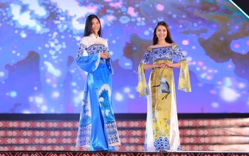  Hoạ tiết thổ cẩm trên nền màu sắc tươi sáng, “suối nhung” trên tà áo được thiết kế tinh tế với kỹ thuật đính kết cầu kỳ