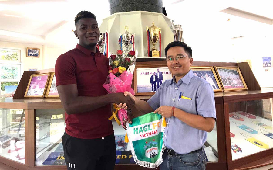 Tiền đạo Chevaughn Walsh (trái) và Giám đốc Điều hành Câu lạc bộ HA.GL- Nguyễn Tấn Anh (phải). Ảnh: Minh Vỹ Tiền đạo Chevaughn Walsh (trái) và Giám đốc Điều hành Câu lạc bộ HA.GL- Nguyễn Tấn Anh (phải). Ảnh: Minh Vỹ