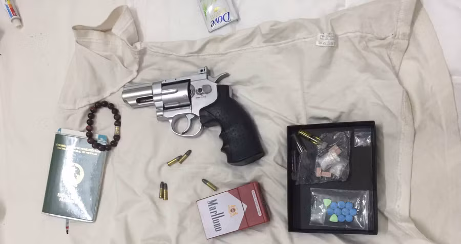 Súng tự chế và ma tuý phát hiện tại homestay Sala. Ảnh: Văn Ngọc