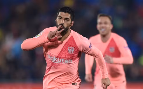 Suarez ăn mừng siêu phẩm vào lưới Getafe (Ảnh: Getty).