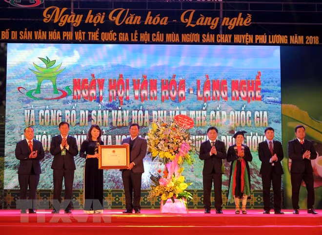 Lãnh đạo tỉnh Thái Nguyên trao Bằng công nhận di sản văn hóa phi vật thể cấp Quốc gia “Lễ hội cầu mùa của dân tộc Sán Chay” cho cộng đồng dân tộc Sán Chay tại Phú Lương. (Ảnh: Quân Trang/TTXVN)