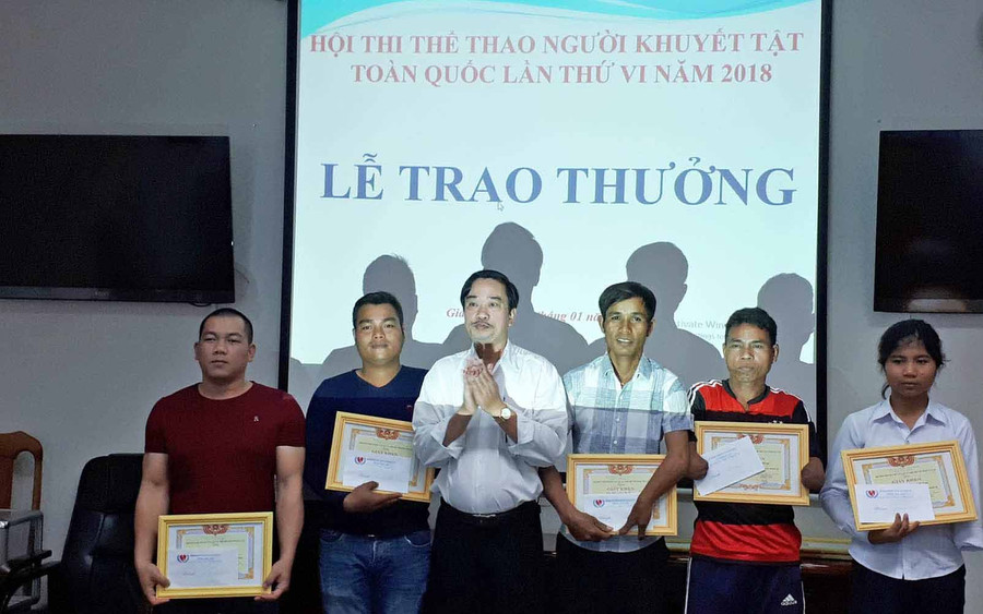 Trao thưởng cho các vận động viên. Ảnh: Hà Phương