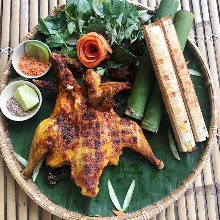  Cơm lam, gà nướng thơm phức, khó cưỡng.