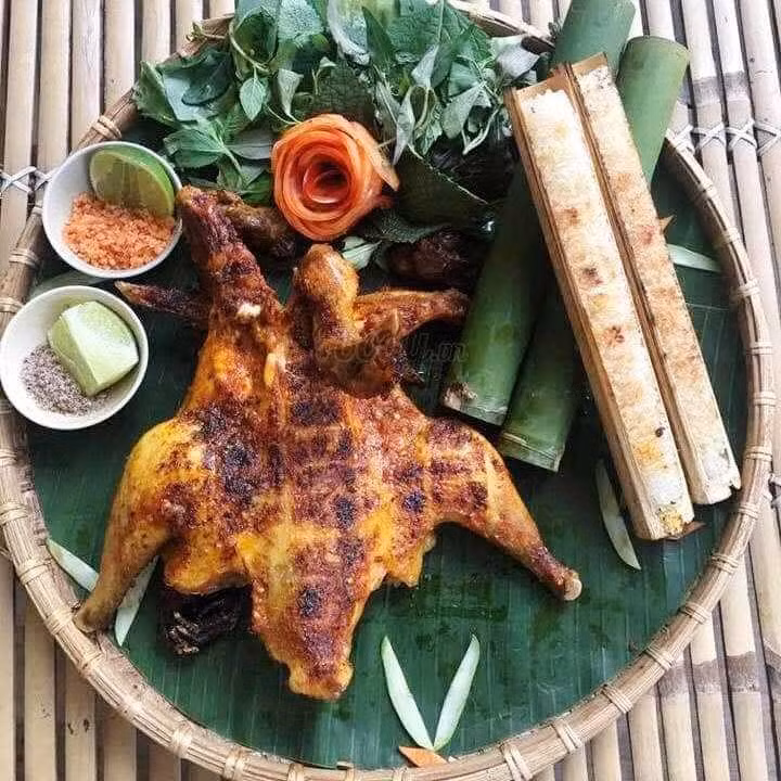  Cơm lam, gà nướng thơm phức, khó cưỡng.