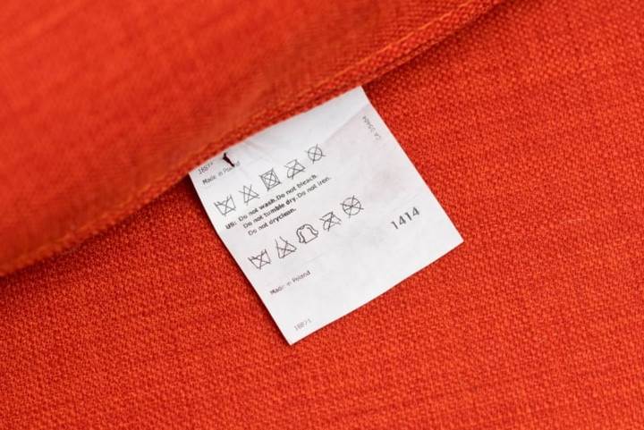  Đọc kỹ hướng dẫn của nhà sản xuất: Trên mỗi chiếc ghế đều có hướng dẫn sử dụng, việc đọc kỹ sẽ giúp bạn đi đúng hướng và có cách xử lý tốt nhất về các vết bẩn.