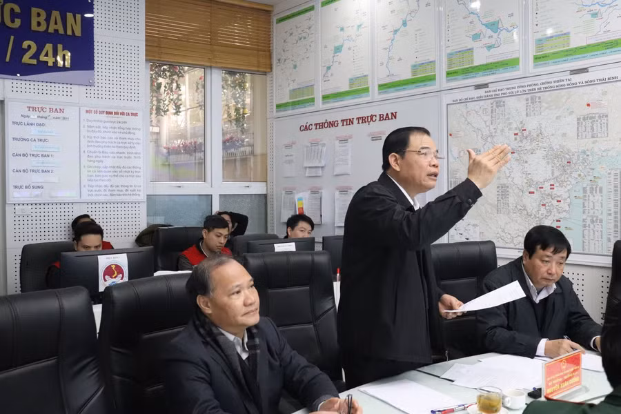  Bộ trưởng Bộ Nông nghiệp và Phát triển nông thôn Nguyễn Xuân Cường chỉ đạo tại hội nghị.