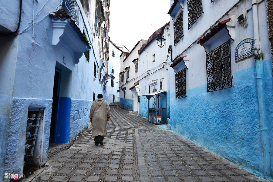  Một số khác lại cho rằng màu xanh này có tác dụng xua đuổi các loài động vật hút máu, tiêu biểu là muỗi. Một số khác lại nghĩ rằng màu xanh sẽ tốt hơn cho mắt người so với việc sử dụng màu trắng truyền thống theo văn hóa Địa Trung Hải vì ít phản xạ ánh sáng Mặt Trời hơn.