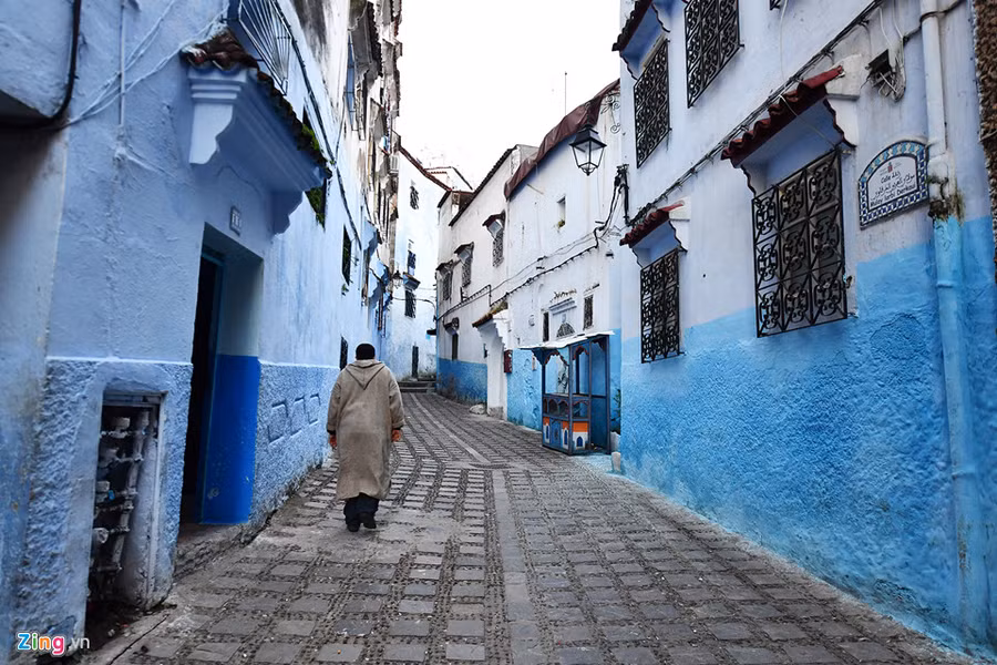  Một số khác lại cho rằng màu xanh này có tác dụng xua đuổi các loài động vật hút máu, tiêu biểu là muỗi. Một số khác lại nghĩ rằng màu xanh sẽ tốt hơn cho mắt người so với việc sử dụng màu trắng truyền thống theo văn hóa Địa Trung Hải vì ít phản xạ ánh sáng Mặt Trời hơn.