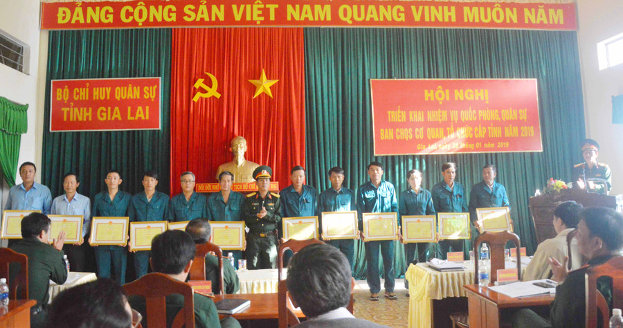 Khen thưởng các tập thể và cá nhân. Ảnh: Huy Bắc 