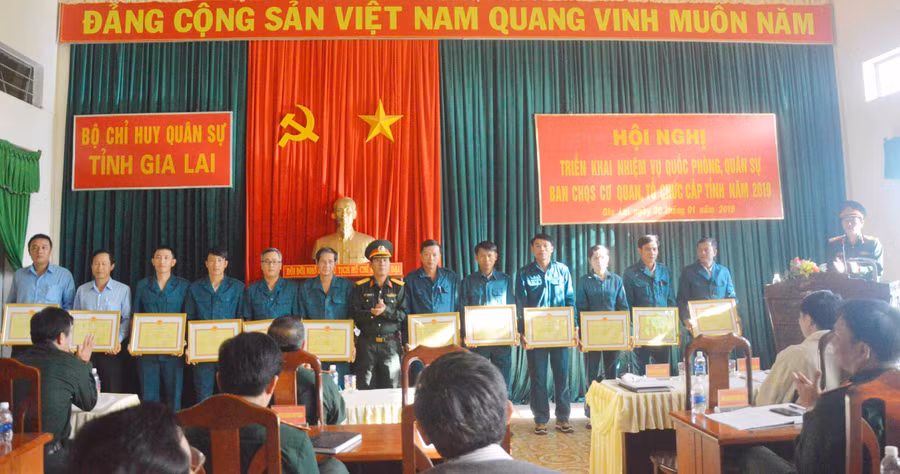 Khen thưởng các tập thể và cá nhân. Ảnh: Huy Bắc 