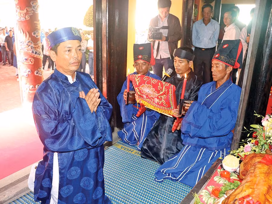 Ban nghi lễ đọc văn tế tại lễ giỗ Vua Quang Trung theo nghi thức truyền thống. Ảnh: A.P