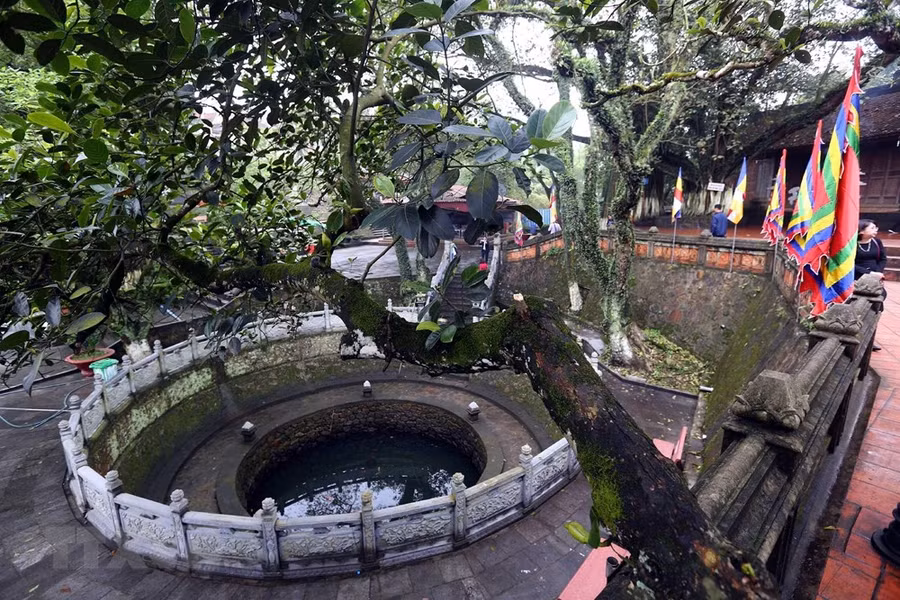  Giếng Ngọc trước chùa Cao quanh năm đầy ắp nước. 