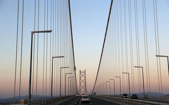  Du khách có thể tự lái xe hoặc đi bằng tàu thủy, xe buýt đến đảo Awaji từ thành phố Kobe. Từ ngày 5/4/1998, với cây cầu treo dài nhất thế giới Akashi Kaikyo, đảo Awaji được nối liền với thành phố Kobe (thủ phủ của Hyogo). Du khách có thể đến đảo Awaji bằng đường bộ thay vì chỉ đường thủy như trước đây.