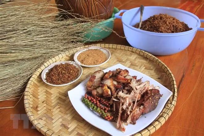 Thịt lợn gác bếp, muối kiến vàng, rượu cần là văn hóa ẩm thực không thể thiếu trong ngày lễ, Tết của người Jrai. (Ảnh: Hồng Điệp/TTXVN)