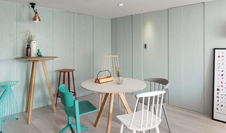 Bàn ăn tròn đi cùng 4 chiếc ghế ăn mang 4 màu sắc khác nhau thể hiện sự trẻ trung và sáng tạo. Bàn ăn tròn đi cùng 4 chiếc ghế ăn mang 4 màu sắc khác nhau thể hiện sự trẻ trung và sáng tạo.